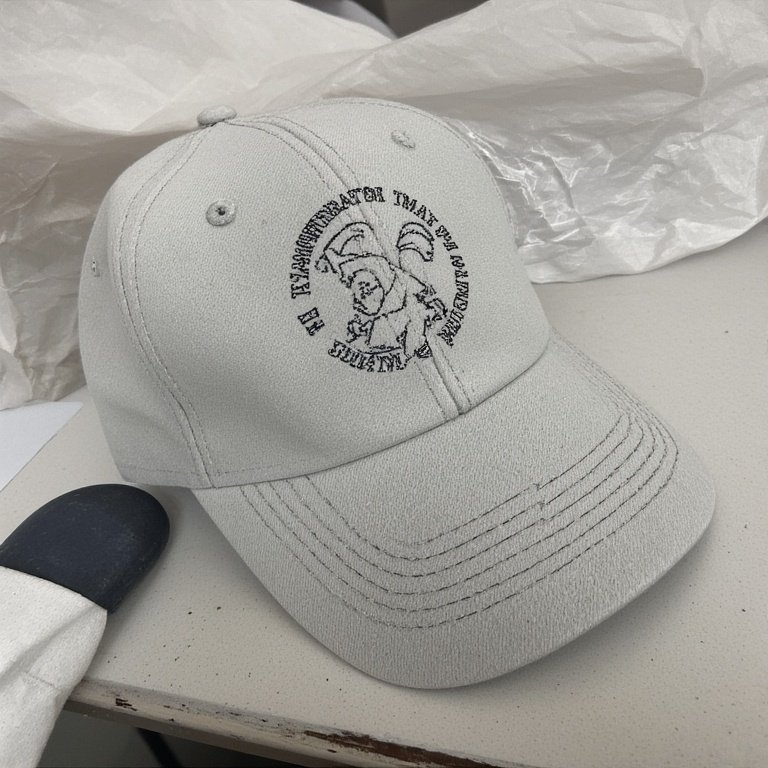 Baskılı şapka üzerine DTF teknolojisi ile uygulanan canlı renkli ve detaylı logo baskısı.