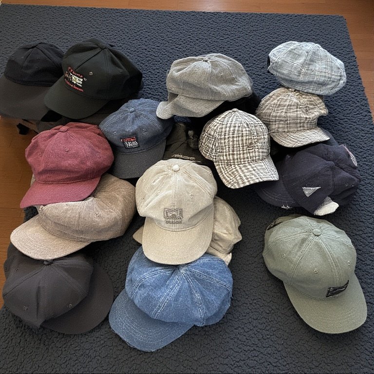 Modern bir tesis ortamında son teknoloji ekipmanlarla gerçekleştirilen profesyonel şapka imalatı süreci.