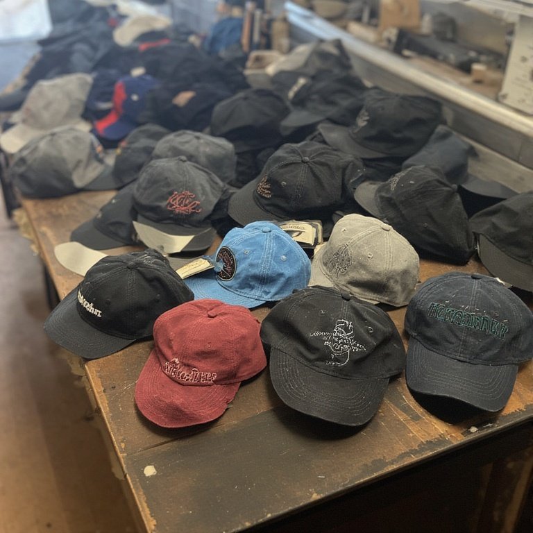 Toptan imalat sonrası sevkiyata hazır hale getirilen kontrol edilmiş promosyon şapkalar.