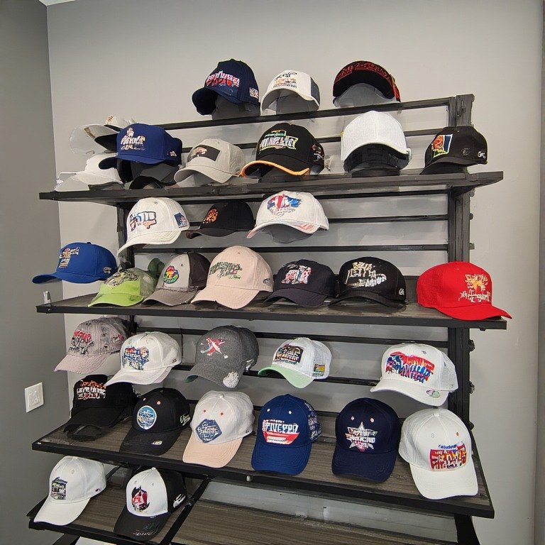 Türkiye'den dünyaya ihraç edilmek üzere paketlenmiş ve sevkiyata hazır promosyon şapka kolileri.