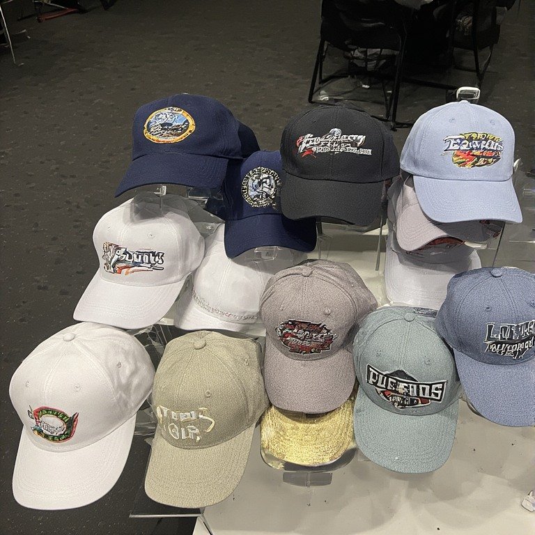 Farklı renklerde ve fileli (trucker) modelde üretilmiş çeşitli reklam promosyon şapka örnekleri.