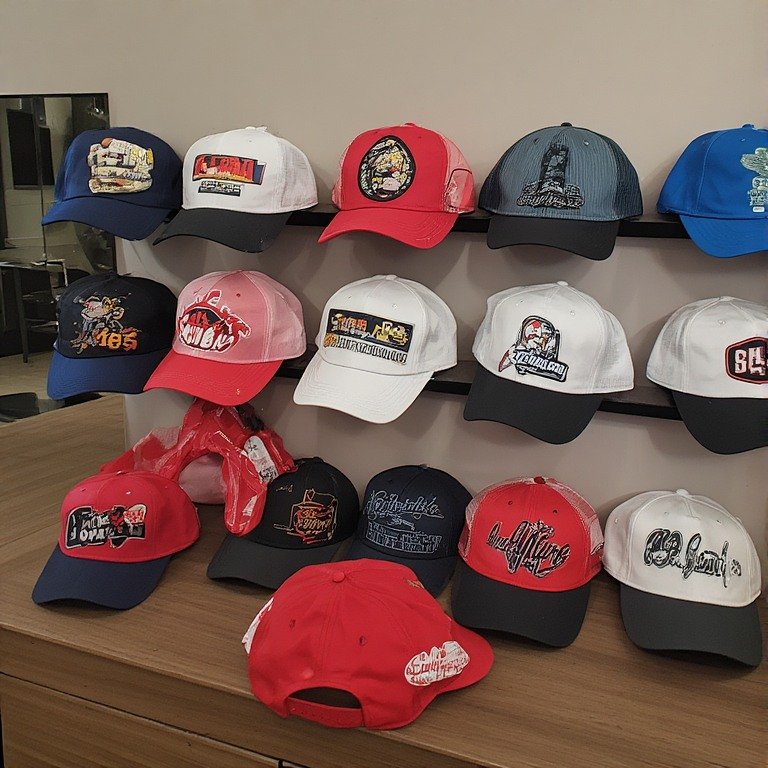 Reklam promosyon şapka üretimi sürecinde şapka üzerine hassas logo nakış işlemi detayı.