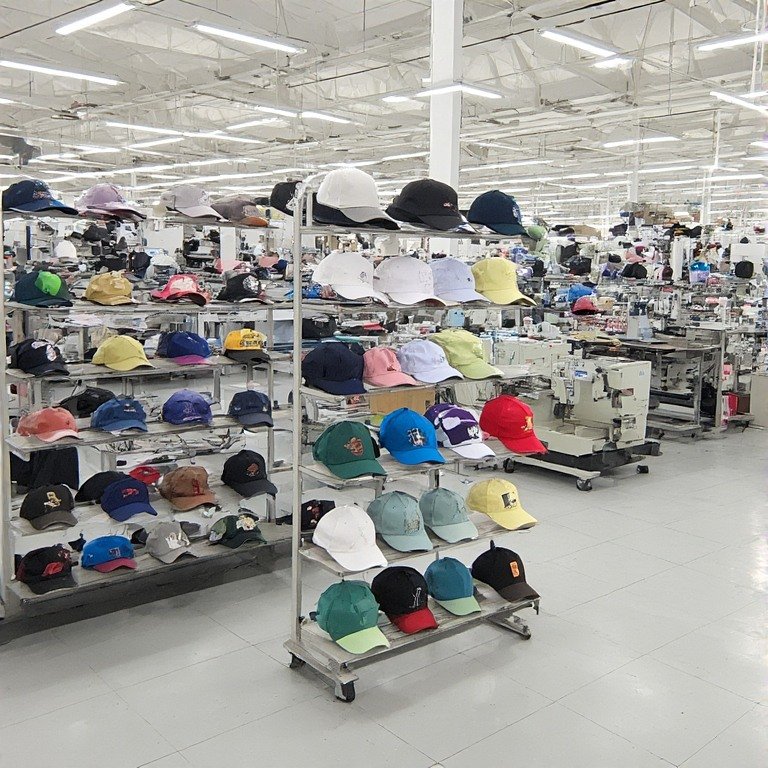 Türkiye'den dünyaya ihraç edilmek üzere paketlenmiş ve kolilenmiş kaliteli toptan şapka siparişleri.